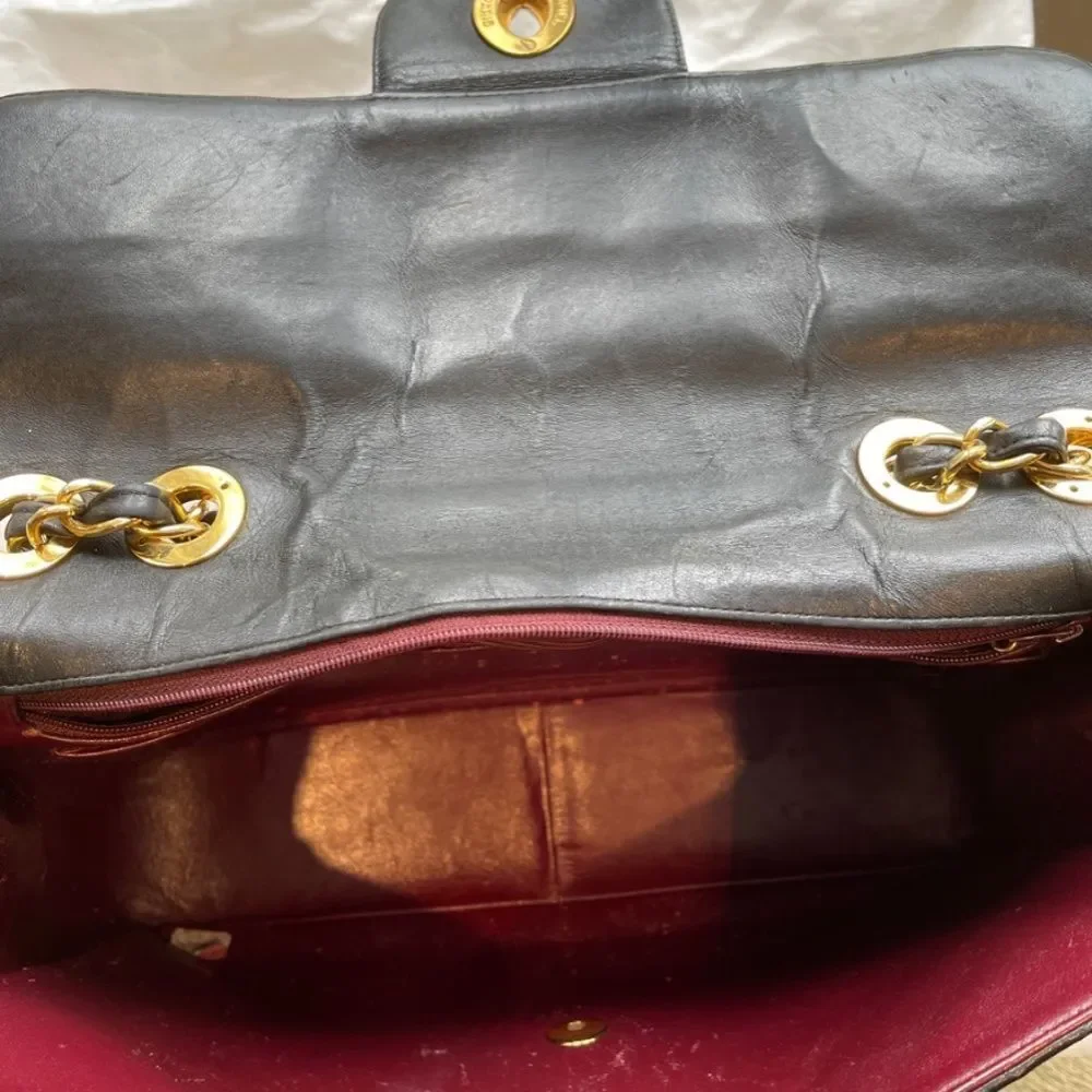 CHANEL vintage jumbo shoulder bag